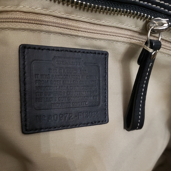 🔥Coach🔥Black an White Pebble Leather Scatchel - Picture 4 of 8